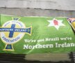 MÎNDRIE. “Nu sîntem Brazilia, sîntem Irlanda de Nord”, spune un banner afișat deasupra intrării într-un pub din centrul Belfastului. Semn că semeții britanici, adversarii noștri de sîmbătă, au
speranțe de Neymar de la puternicii Brunt ori Lafferty. Foto: Alex Nicodim