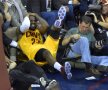 A AVUT NEVOIE DE PUNCTE DE SUTURĂ
LeBron James s-a lovit serios la cap, după o ciocnire cu un adversar care l-a proiectat în afara terenului, unde s-a izbit de o cameră de filmat