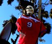Voodoo sau doar un mod special de a-ți stimula favoriții? Un schelet în tricoul chilian stă cocoțat pe un magazin de reparat biciclete din țara gazdă. foto: reuters