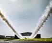 FOTO&VIDEO Zbor nebun de record mondial » Doi piloţi britanici au zburat în formaţie prin interiorul unui hangar!