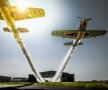FOTO&VIDEO Zbor nebun de record mondial » Doi piloţi britanici au zburat în formaţie prin interiorul unui hangar!