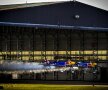 FOTO&VIDEO Zbor nebun de record mondial » Doi piloţi britanici au zburat în formaţie prin interiorul unui hangar!