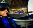 FOTO&VIDEO Zbor nebun de record mondial » Doi piloţi britanici au zburat în formaţie prin interiorul unui hangar!