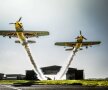 FOTO&VIDEO Zbor nebun de record mondial » Doi piloţi britanici au zburat în formaţie prin interiorul unui hangar!