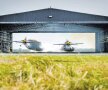 Zburători de cameră » Doi piloți specializați în acrobații au trecut cu avioanele printr-un hangar de 20 de metri lățime
