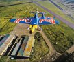 Zburători de cameră » Doi piloți specializați în acrobații au trecut cu avioanele printr-un hangar de 20 de metri lățime
