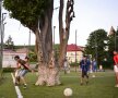 FOTO Copacul-fundaş :) Ciudăţenie pe terenul sintetic din Mureş: un stejar se află pe una dintre extremele gazonului