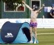 CU CORTUL PE TEREN. Unii nu au auzit de Vama Veche. "Disco boy" a încercat să continue petrecerea pe gazon, în timpul unui meci de cricket din Australia. foto: reuters