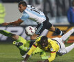 În ultimul minut, Tevez (prim-plan) a creat panică în careul columbian. Presat de "apaș", Zapata a deviat greșit pe lîngă Ospina, propriul portar. Norocul lor, Murillo a respins de pe linie // Foto: Reuters