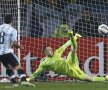 Carlitos transformă penaltyul care propulsează Argentina în semifinale // Foto: Reuters