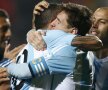 Eroii Argentinei se îmbrățișează. Messi și Tevez vor prima lor Copa America // Foto: Reuters