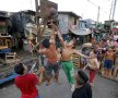 Uitați de bătăile între cocoși! Filipine se luptă cu un alt sport care atrage milioane de pariuri ilegale: baschetul, oriunde, oricînd! foto: reuters