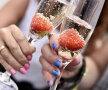 NOROC! Așa se ciocnește la Wimbledon, cu căpșune scufundate în paharele înalte de șampanie