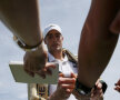 SIGN, PLEASE! John Isner, învingător ieri în turul 1, semnează autografe de la 2,06 metri