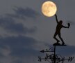 Perfect timing. Imaginea zilei vine de la Wimbledon, acolo unde Luna a asistat la o noapte grea pentru Simona Halep, foto: reuters