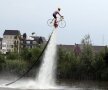 Ce nebunie! A început Turul Franţei şi fanii fac deja spectacol. Pe pămînt, pe apă sau în aer (foto: reuters)