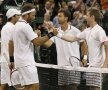 2012. A treia finală consecutivă la Wimbledon, pierdută și aceasta. Horia și Robert Lindstedt, dezamăgiți la fileu salutîndu-și învingătorii Foto: Reuters