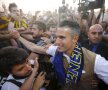 VIDEO+FOTO Haos în Turcia! Van Persie primit ca un rege de fanii lui Fenerbahce