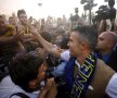 VIDEO+FOTO Haos în Turcia! Van Persie primit ca un rege de fanii lui Fenerbahce