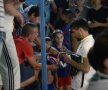 Mulțimea adunată în jurul lui Papp a întins telefoane mobile și materiale pentru semnat autografe