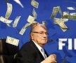 VIDEO + FOTO Incident la conferința de presă de la FIFA » Un britanic a aruncat cu bani în Blatter