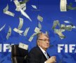 Blatter, împroșcat cu bancnote false de un comediant englez, la deschiderea conferinței de presă de la Zurich (foto: Reuters)