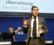 Simon Brodkin cu teancul de dolari falși în fața lui Blatter...