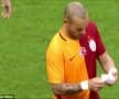 FOTO și VIDEO Fază memorabilă! Sneijder a primit un bilețel de la antrenorul adversarei » Ce scria în el va rămîne în istoria fotbalului