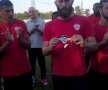 FOTO Suporterii pun căpitanul » 200 de fani le-au făcut un cadou inedit lui Rednic și Vojnovici înainte de derby