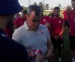 FOTO Suporterii pun căpitanul » 200 de fani le-au făcut un cadou inedit lui Rednic și Vojnovici înainte de derby