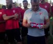 FOTO Suporterii pun căpitanul » 200 de fani le-au făcut un cadou inedit lui Rednic și Vojnovici înainte de derby