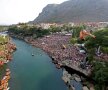 24 de metri, o nimica toată. La Mostar se desfășoară o competiție de sărituri de la înălțime (foto: Reuters)
