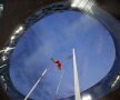 TE IA AMEŢEALA DOAR CÎND TE UIŢI! Un atlet a fost surprins la 5 metri înălţime chiar în momentul săriturii cu prăjina (foto: reuters)