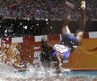 OUCH! Rolanda Bell din Panama ratează obstacolul la 3.000 m și aterizează în cap în apa adîncă de cîteva zeci de centimetri. (Foto: reuters)