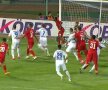 Rusandu a mai ratat o decizie: în minutul 65, Gnohere l-a trîntit în careu pe Pițian (foto 2), arbitrul a lăsat iar jocul să continue.