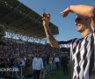 VIDEO ȘI FOTO Ce-a pierdut Marica! Nebunie maximă la prezentarea lui Berbatov la PAOK » 10.000 de fani în delir!