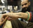 Sirianul mai are un tatuaj cu mesaj sugestiv: "Vreau doar să trăiesc"