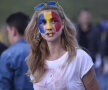 O fată și-a vopsit chipul în tricolor