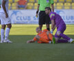 FOTO Accidentare horror în Cupa Ligii » Fotbalistul a fost luat cu salvarea de pe teren: "Scuipa sînge"
