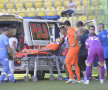 FOTO Accidentare horror în Cupa Ligii » Fotbalistul a fost luat cu salvarea de pe teren: "Scuipa sînge"