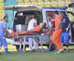 FOTO Accidentare horror în Cupa Ligii » Fotbalistul a fost luat cu salvarea de pe teren: "Scuipa sînge"