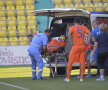 FOTO Accidentare horror în Cupa Ligii » Fotbalistul a fost luat cu salvarea de pe teren: "Scuipa sînge"