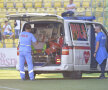 FOTO Accidentare horror în Cupa Ligii » Fotbalistul a fost luat cu salvarea de pe teren: "Scuipa sînge"