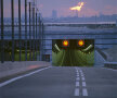 FOTO Imagini uimitoare cu podul care se tranformă într-un tunel acvatic