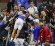 De nota 10! Djokovici a cîştigat al 10-lea titlu de Mare Şlem şi a explodat de bucurie la final alături de apropiaţi! (foto: reuters)