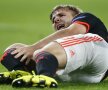 IMAGINE DURĂ ÎN PRIMA SEARĂ DE LIGĂ. Luke Shaw în agonie, la cîteva secunde după tacklingul prin care Hector Moreno i-a provocat o dublă fractură. foto: reuters