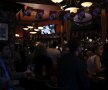 PESTE TOT. În multe pub-uri, televizoarele sînt fixate pe canalele care transmit competiţia mondială. Deocamdată, un pic de haka
