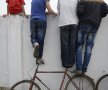 O singură bicicletă a trebuit să suporte greutatea a trei oameni // Foto: Alex Nicodim