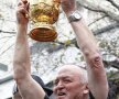 Antrenorul Noii Zeelande, Graham Henry cu trofeul CM 2011
