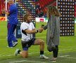 Gestul care a făcut înconjurul lumii! Florin Surugiu a cerut-o de soție pe iubita lui chiar pe Wembley (foto: Cristi Preda)